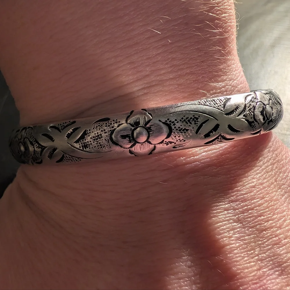 Vintage Sterling Silver Etched Flower Vine Bangle Bracelet - Picture 3 of 5